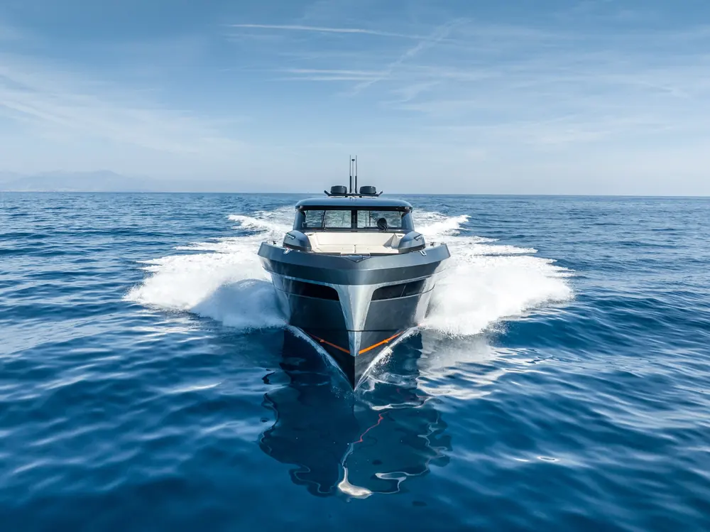 Motor yacht heading straight towards the camera